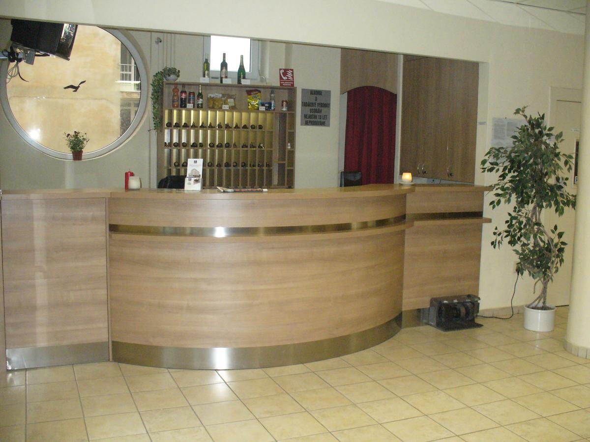 Hotel Morava Uherske Hradiste Bagian luar foto