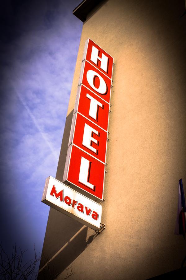 Hotel Morava Uherske Hradiste Bagian luar foto