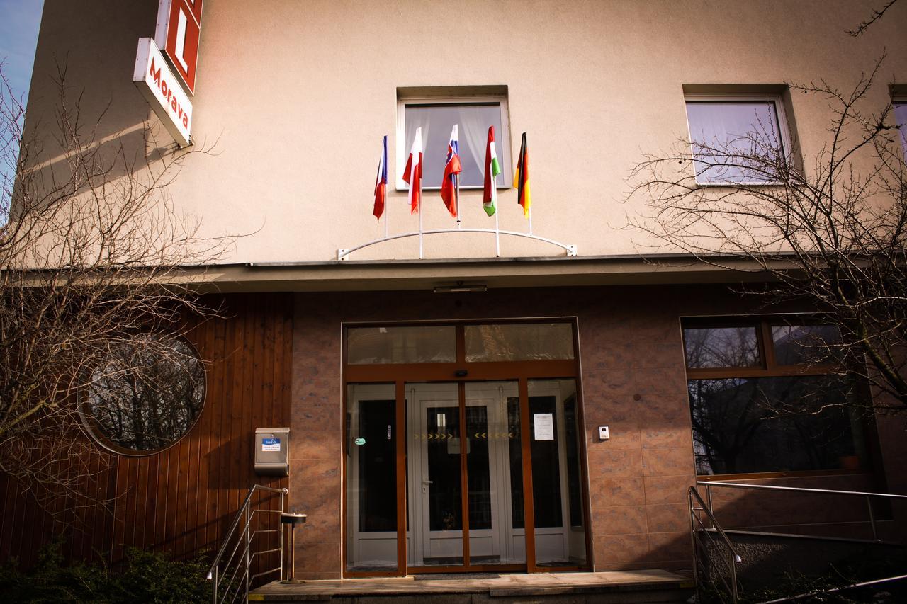 Hotel Morava Uherske Hradiste Bagian luar foto