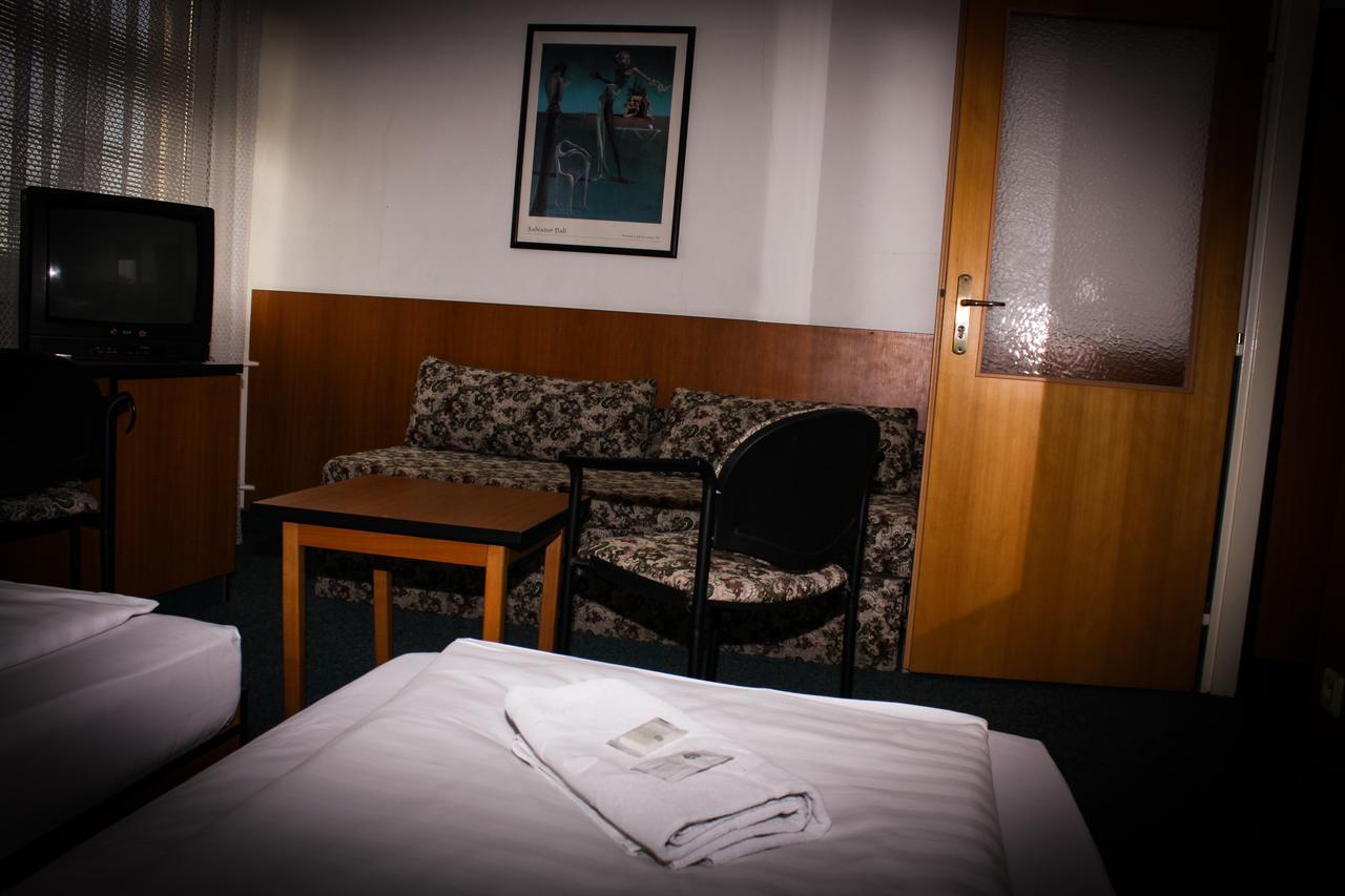 Hotel Morava Uherske Hradiste Bagian luar foto