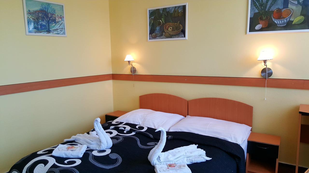 Hotel Morava Uherske Hradiste Bagian luar foto