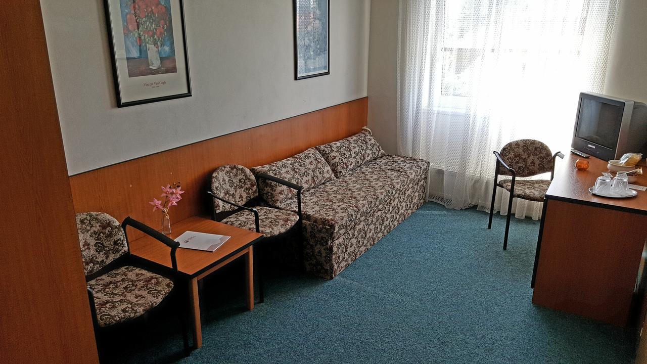 Hotel Morava Uherske Hradiste Bagian luar foto