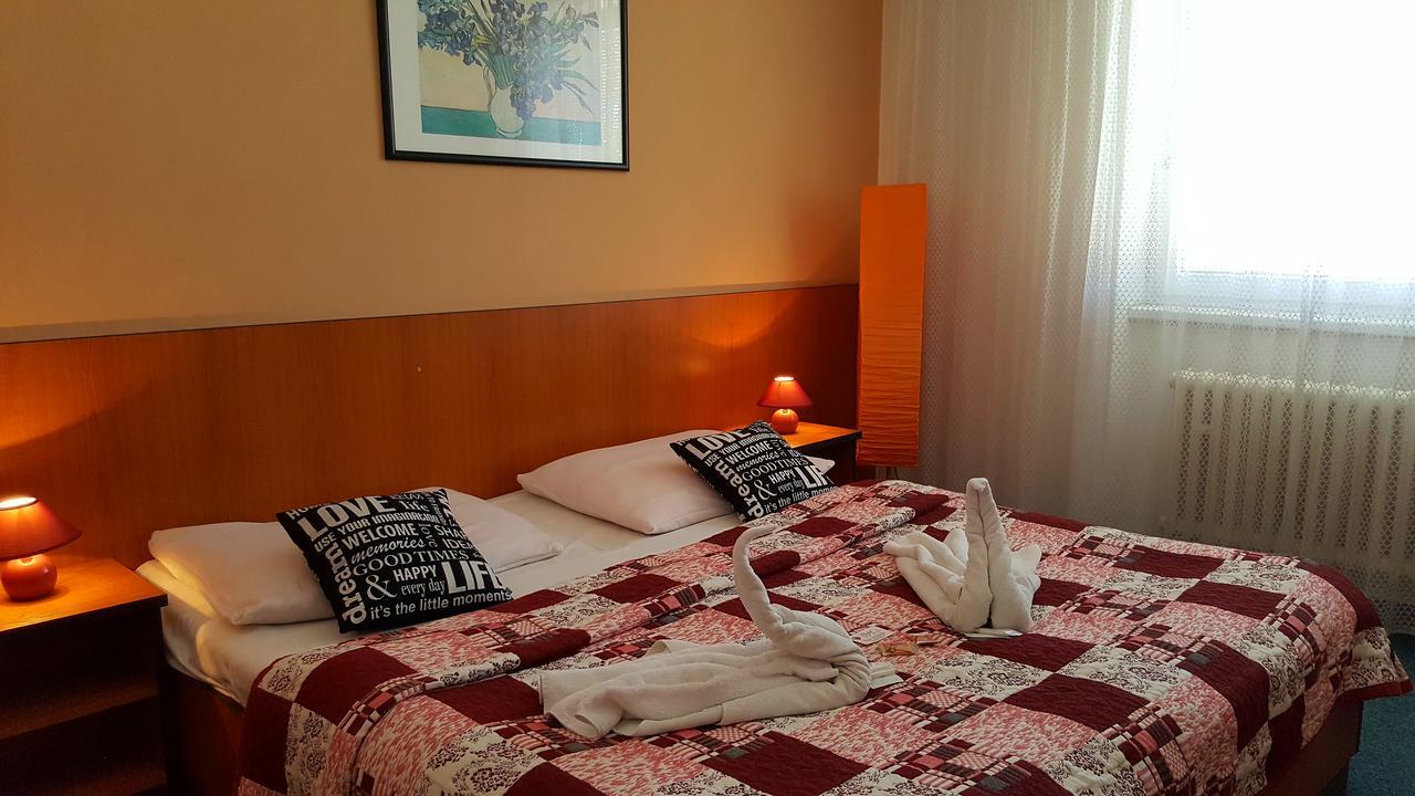 Hotel Morava Uherske Hradiste Bagian luar foto