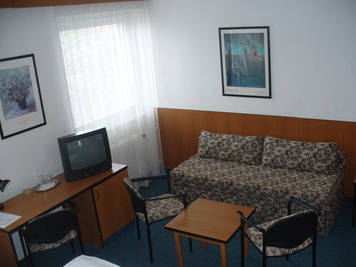 Hotel Morava Uherske Hradiste Bagian luar foto