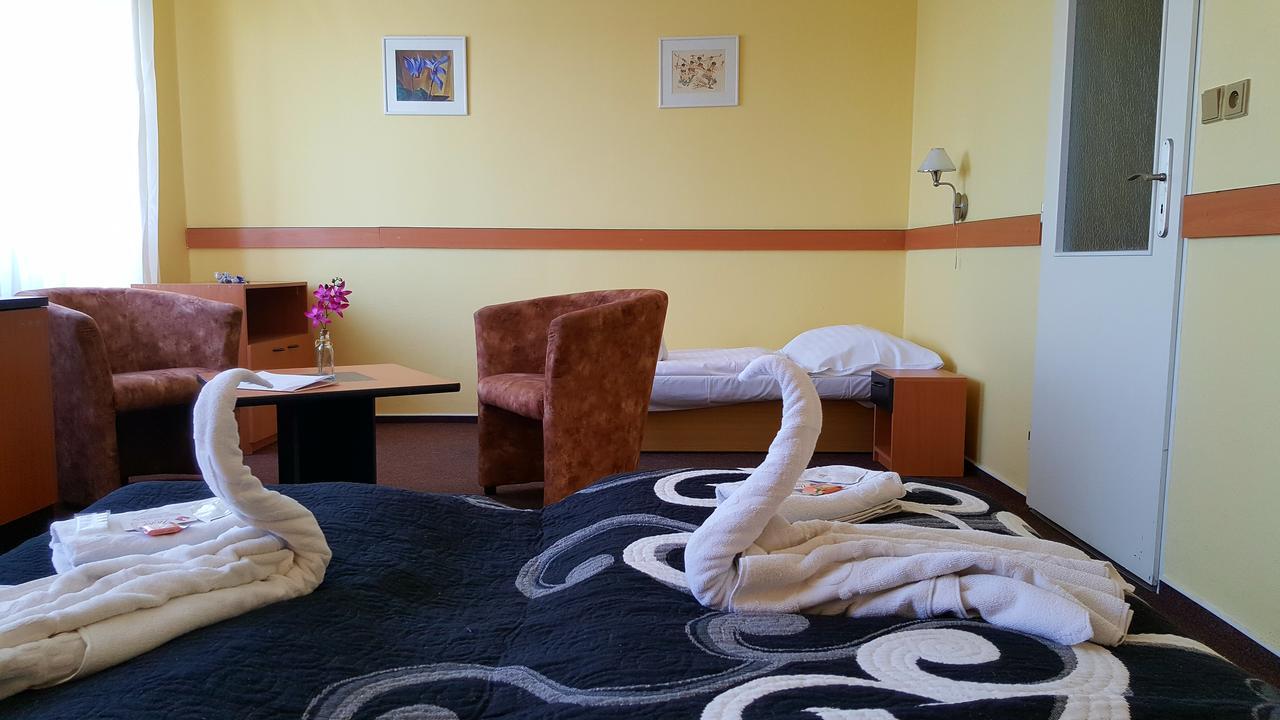 Hotel Morava Uherske Hradiste Bagian luar foto